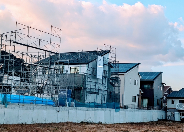 太陽光パネルの設置はなぜ義務付けられた？設置する場合の費用や方法も解説